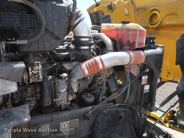 image for item HA9124 2017 Peterbilt 579  semi truck