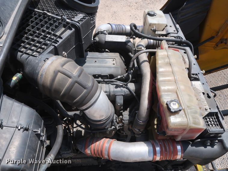 image for item HA9124 2017 Peterbilt 579  semi truck