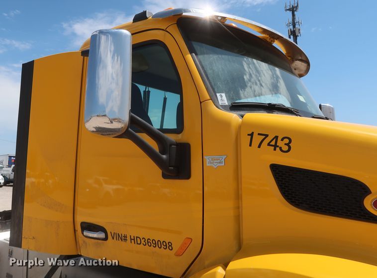 image for item HA9124 2017 Peterbilt 579  semi truck