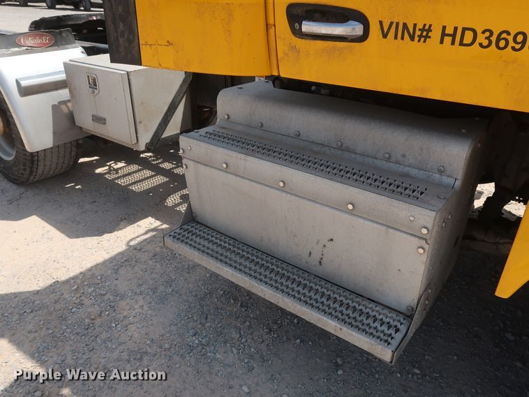 image for item HA9124 2017 Peterbilt 579  semi truck