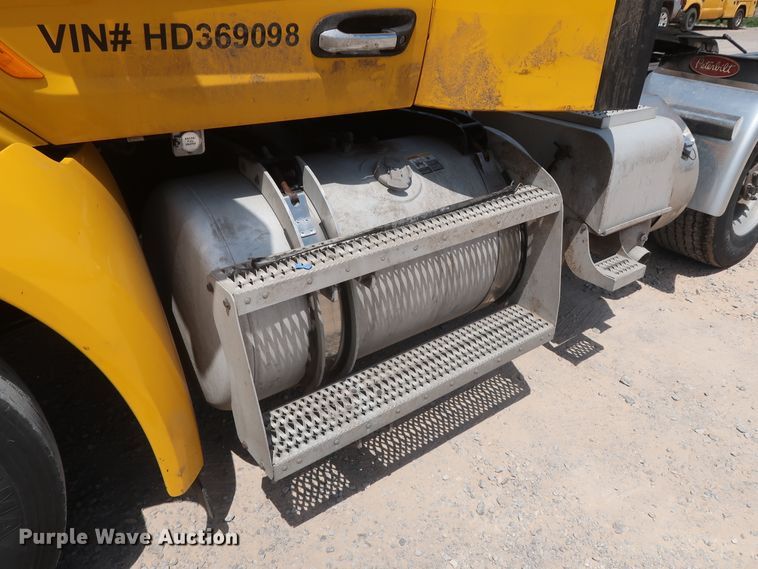 image for item HA9124 2017 Peterbilt 579  semi truck