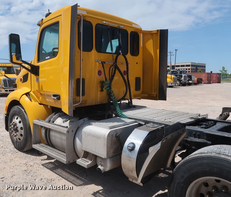 image for item HA9124 2017 Peterbilt 579  semi truck