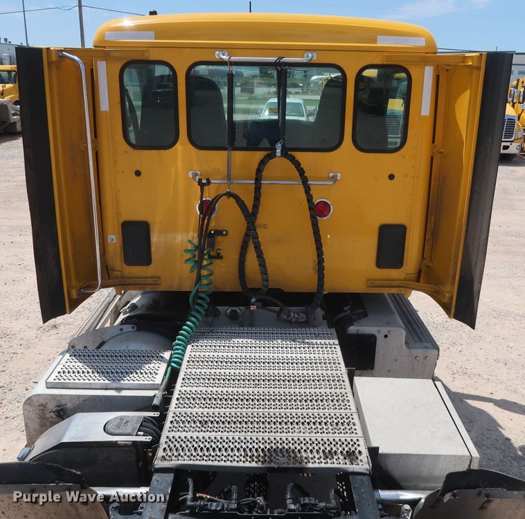 image for item HA9124 2017 Peterbilt 579  semi truck