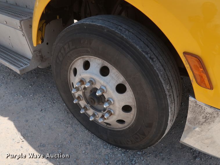 image for item HA9124 2017 Peterbilt 579  semi truck