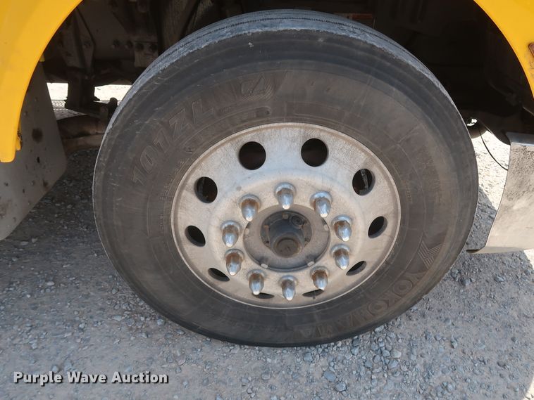 image for item HA9124 2017 Peterbilt 579  semi truck