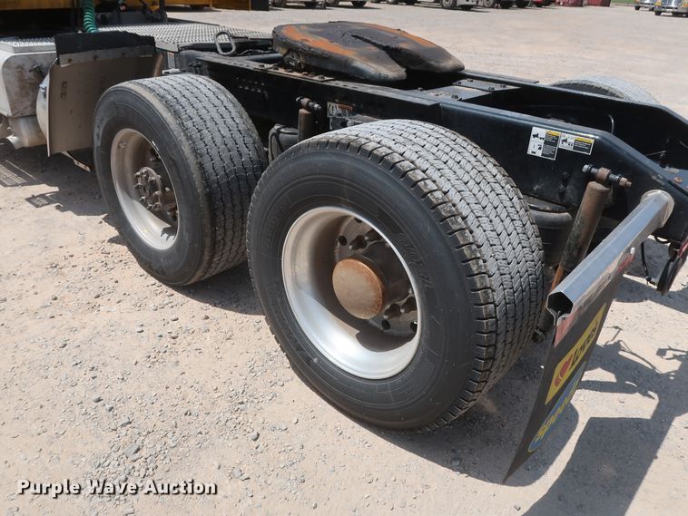 image for item HA9124 2017 Peterbilt 579  semi truck