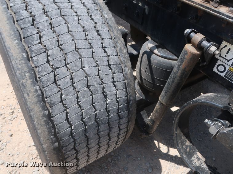 image for item HA9124 2017 Peterbilt 579  semi truck