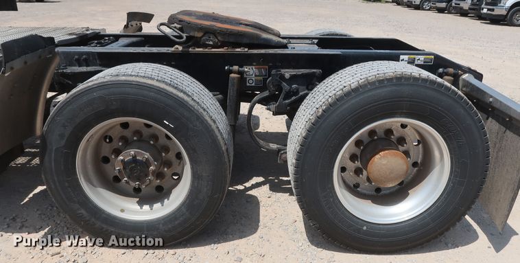 image for item HA9124 2017 Peterbilt 579  semi truck