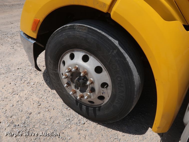 image for item HA9124 2017 Peterbilt 579  semi truck