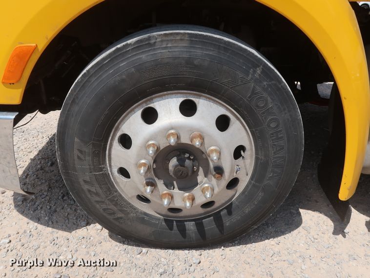 image for item HA9124 2017 Peterbilt 579  semi truck