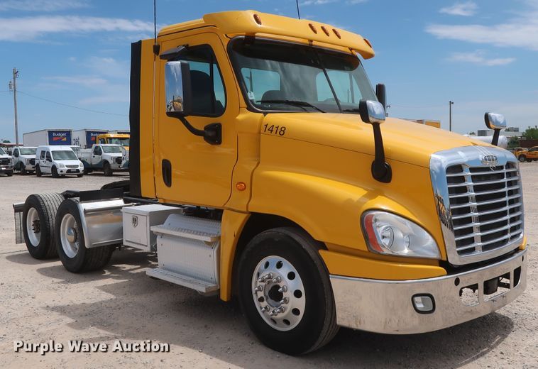 image for item HA9125 2017 Freightliner Cascadia 125  semi truck