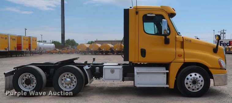 image for item HA9125 2017 Freightliner Cascadia 125  semi truck