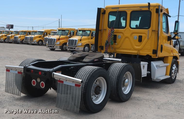 image for item HA9125 2017 Freightliner Cascadia 125  semi truck