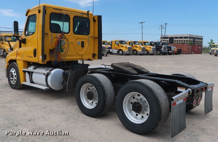 image for item HA9125 2017 Freightliner Cascadia 125  semi truck