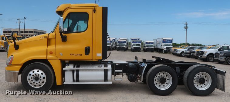 image for item HA9125 2017 Freightliner Cascadia 125  semi truck