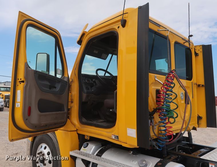 image for item HA9125 2017 Freightliner Cascadia 125  semi truck