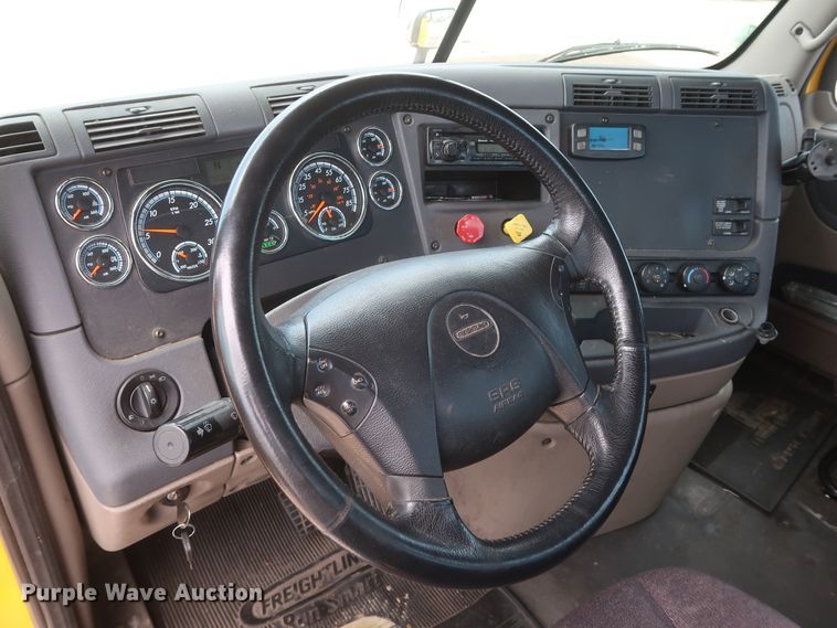 image for item HA9125 2017 Freightliner Cascadia 125  semi truck