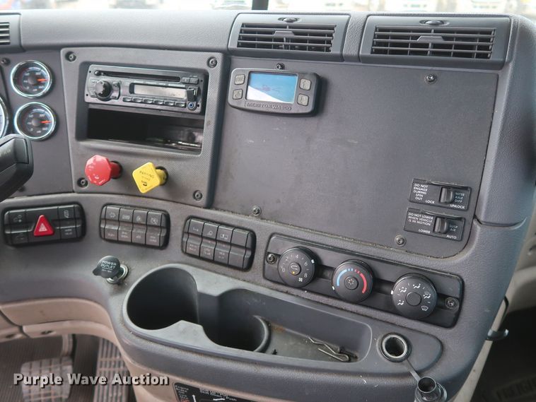 image for item HA9125 2017 Freightliner Cascadia 125  semi truck