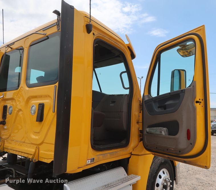 image for item HA9125 2017 Freightliner Cascadia 125  semi truck