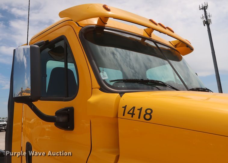 image for item HA9125 2017 Freightliner Cascadia 125  semi truck