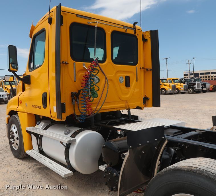 image for item HA9125 2017 Freightliner Cascadia 125  semi truck