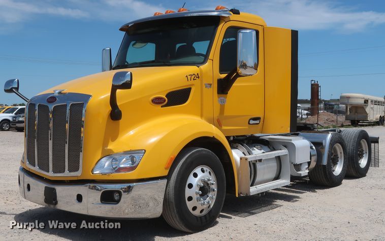 image for item HA9126 2017 Peterbilt 579  semi truck