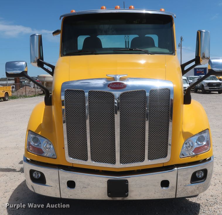 image for item HA9126 2017 Peterbilt 579  semi truck