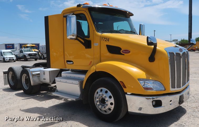 image for item HA9126 2017 Peterbilt 579  semi truck