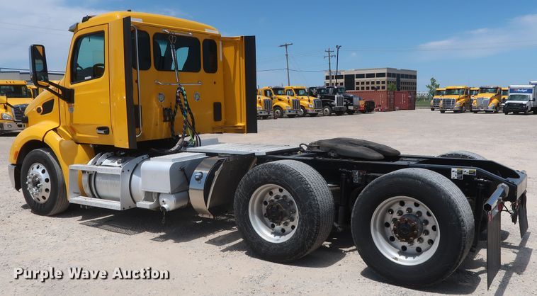 image for item HA9126 2017 Peterbilt 579  semi truck