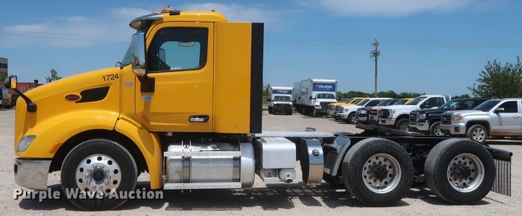 image for item HA9126 2017 Peterbilt 579  semi truck