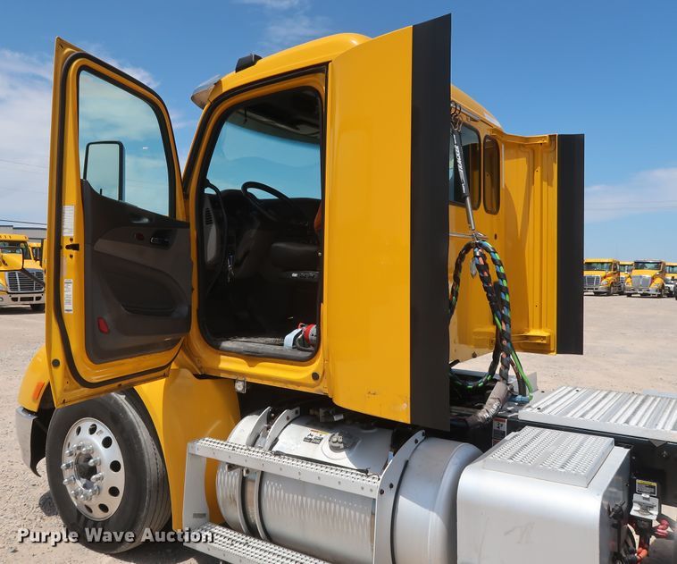 image for item HA9126 2017 Peterbilt 579  semi truck