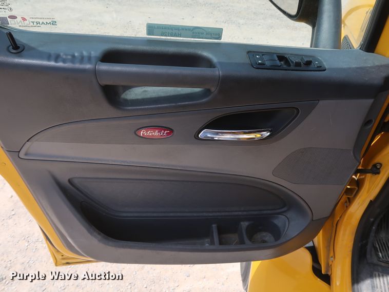 image for item HA9126 2017 Peterbilt 579  semi truck