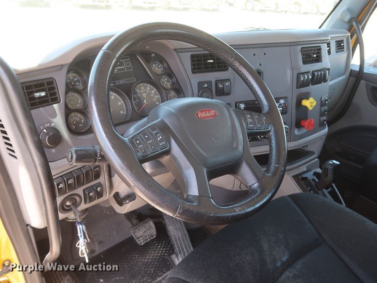 image for item HA9126 2017 Peterbilt 579  semi truck