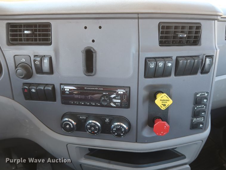 image for item HA9126 2017 Peterbilt 579  semi truck