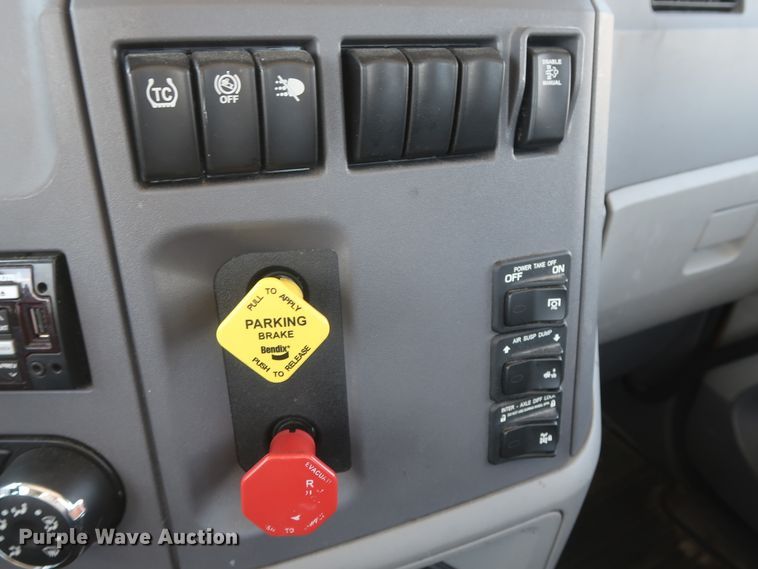 image for item HA9126 2017 Peterbilt 579  semi truck