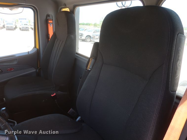 image for item HA9126 2017 Peterbilt 579  semi truck