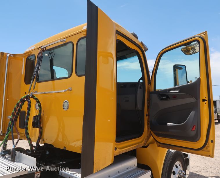 image for item HA9126 2017 Peterbilt 579  semi truck