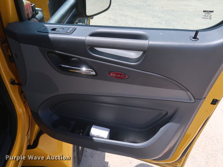 image for item HA9126 2017 Peterbilt 579  semi truck