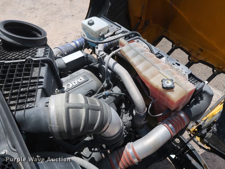 image for item HA9126 2017 Peterbilt 579  semi truck