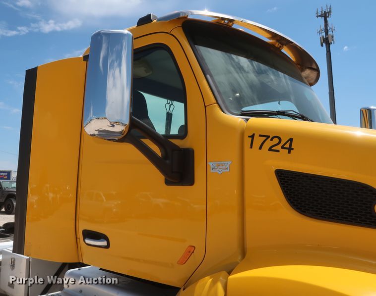 image for item HA9126 2017 Peterbilt 579  semi truck