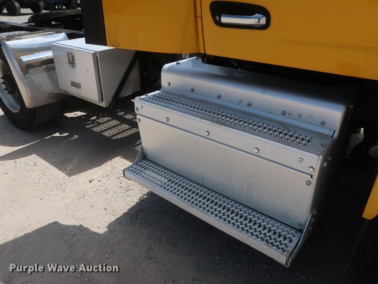 image for item HA9126 2017 Peterbilt 579  semi truck