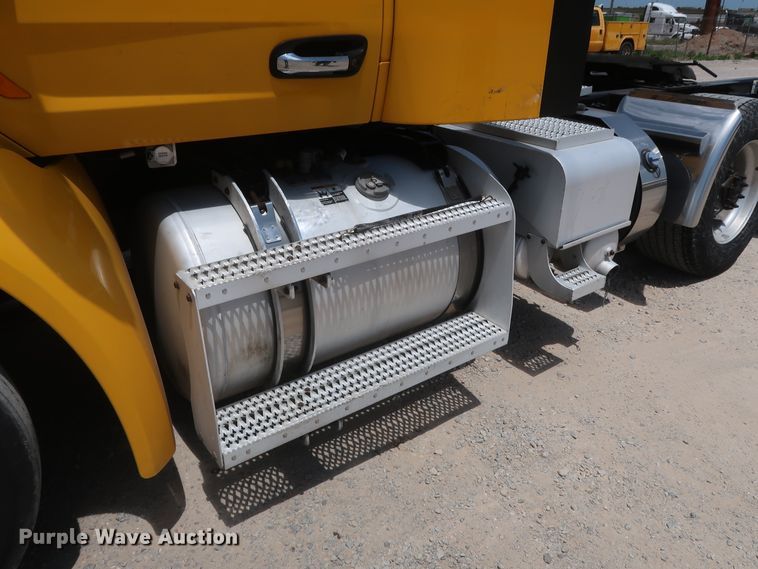 image for item HA9126 2017 Peterbilt 579  semi truck