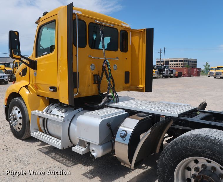 image for item HA9126 2017 Peterbilt 579  semi truck