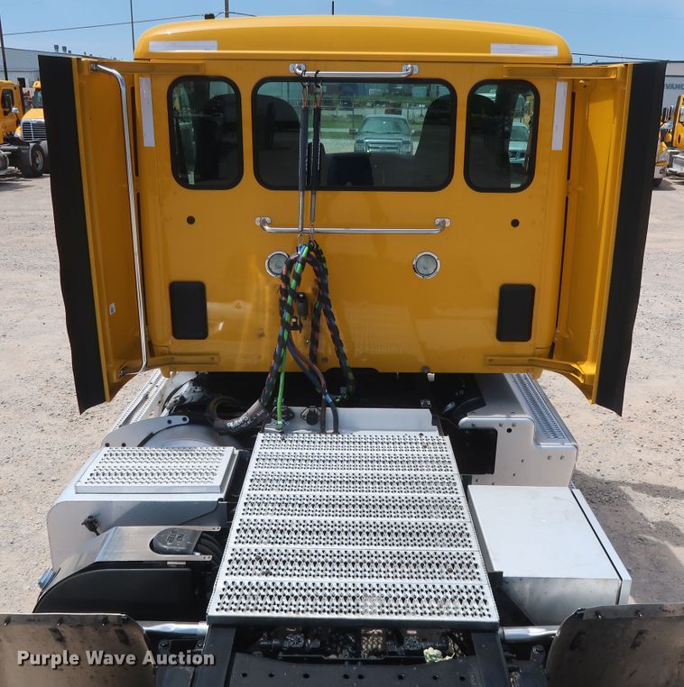 image for item HA9126 2017 Peterbilt 579  semi truck