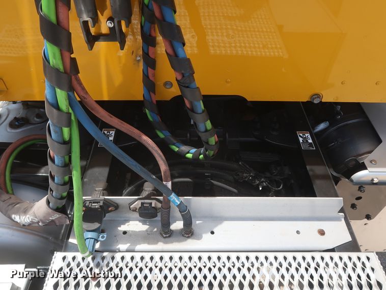 image for item HA9126 2017 Peterbilt 579  semi truck