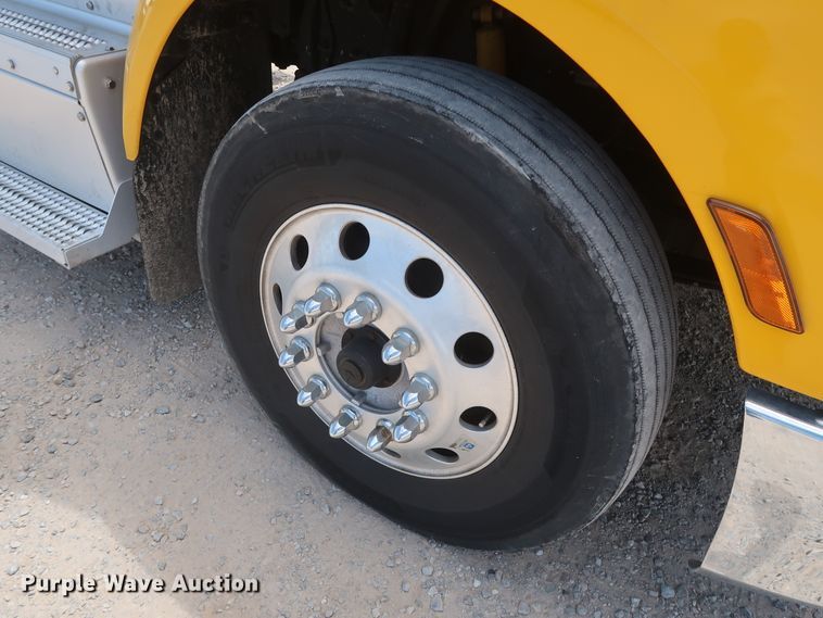 image for item HA9126 2017 Peterbilt 579  semi truck