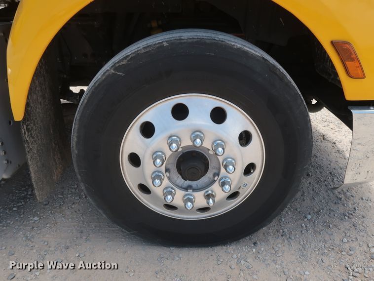 image for item HA9126 2017 Peterbilt 579  semi truck