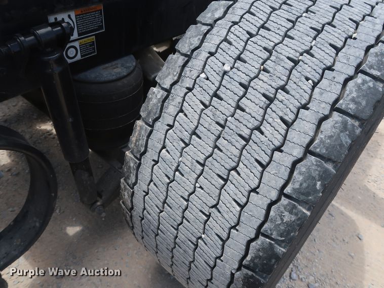 image for item HA9126 2017 Peterbilt 579  semi truck