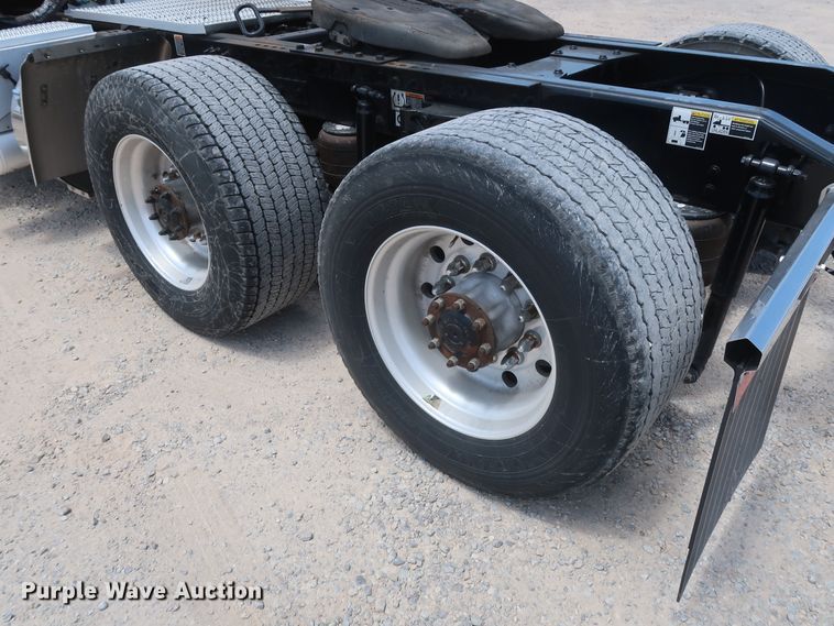 image for item HA9126 2017 Peterbilt 579  semi truck