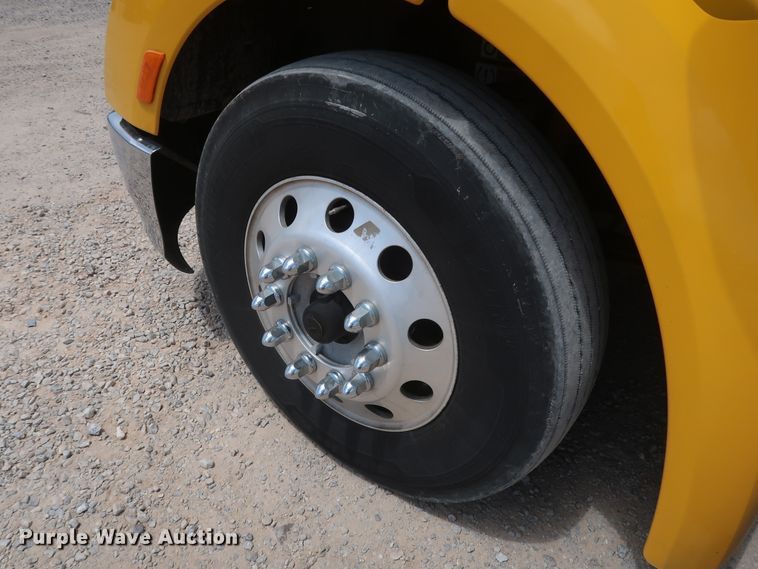 image for item HA9126 2017 Peterbilt 579  semi truck